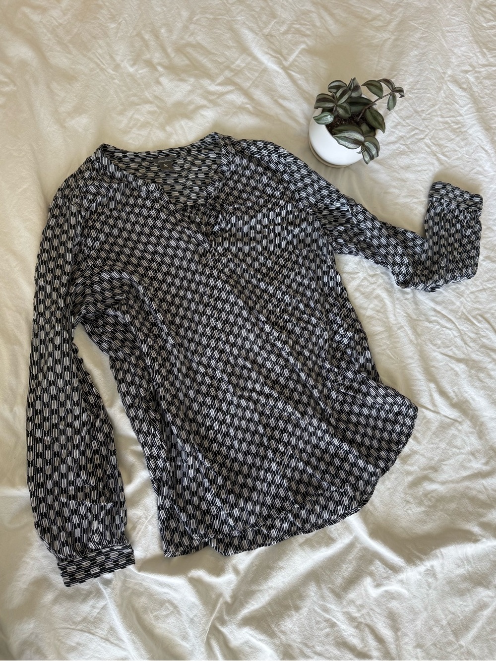 Eddie Bauer Black & White Geometric V-Neck Long Sleeve Top